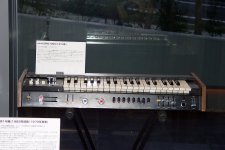 800px-MiniKORG700S_(1974).jpg